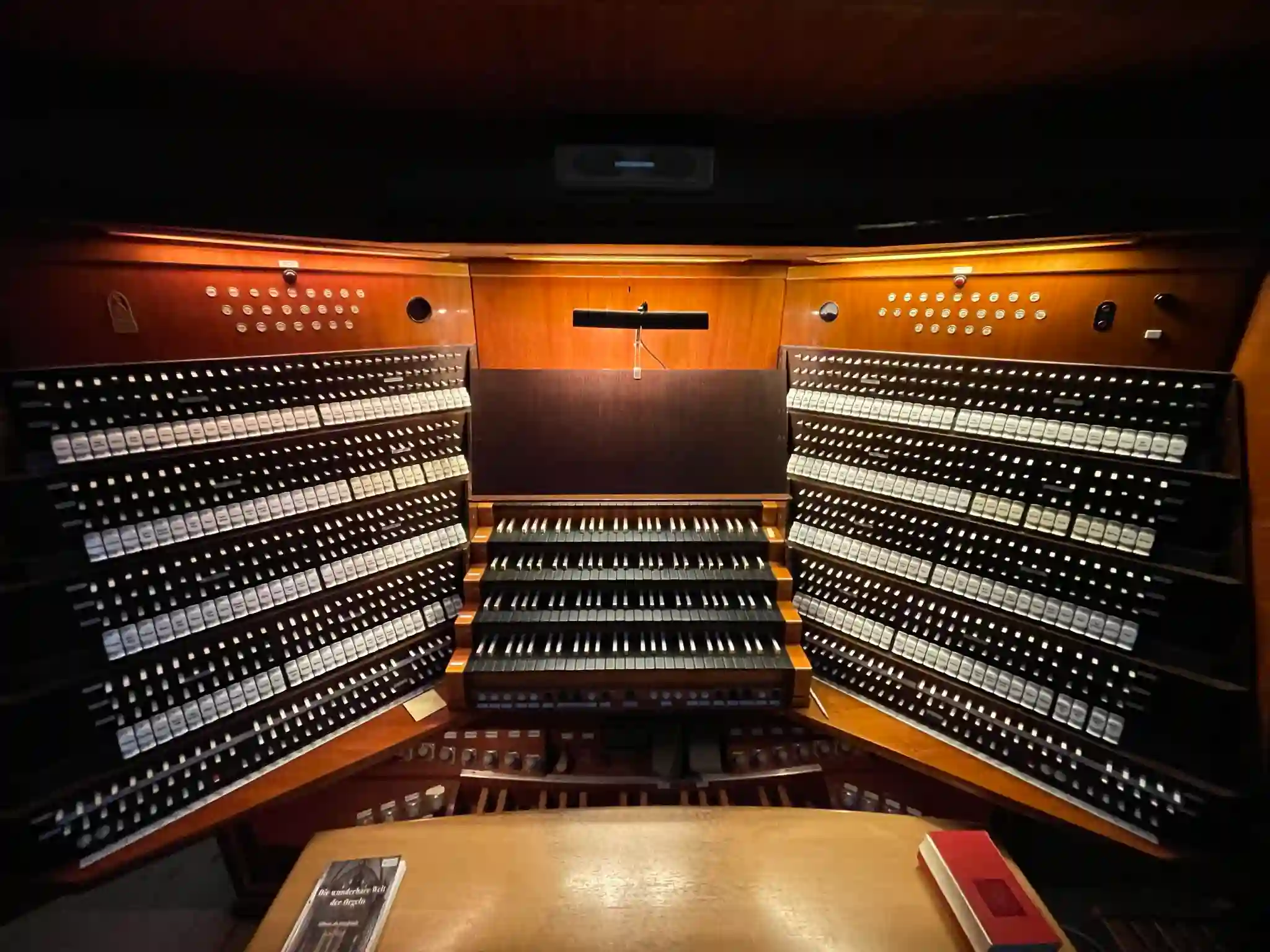 Spieltisch der Kemper-Orgel an St. Marien zu Lübeck