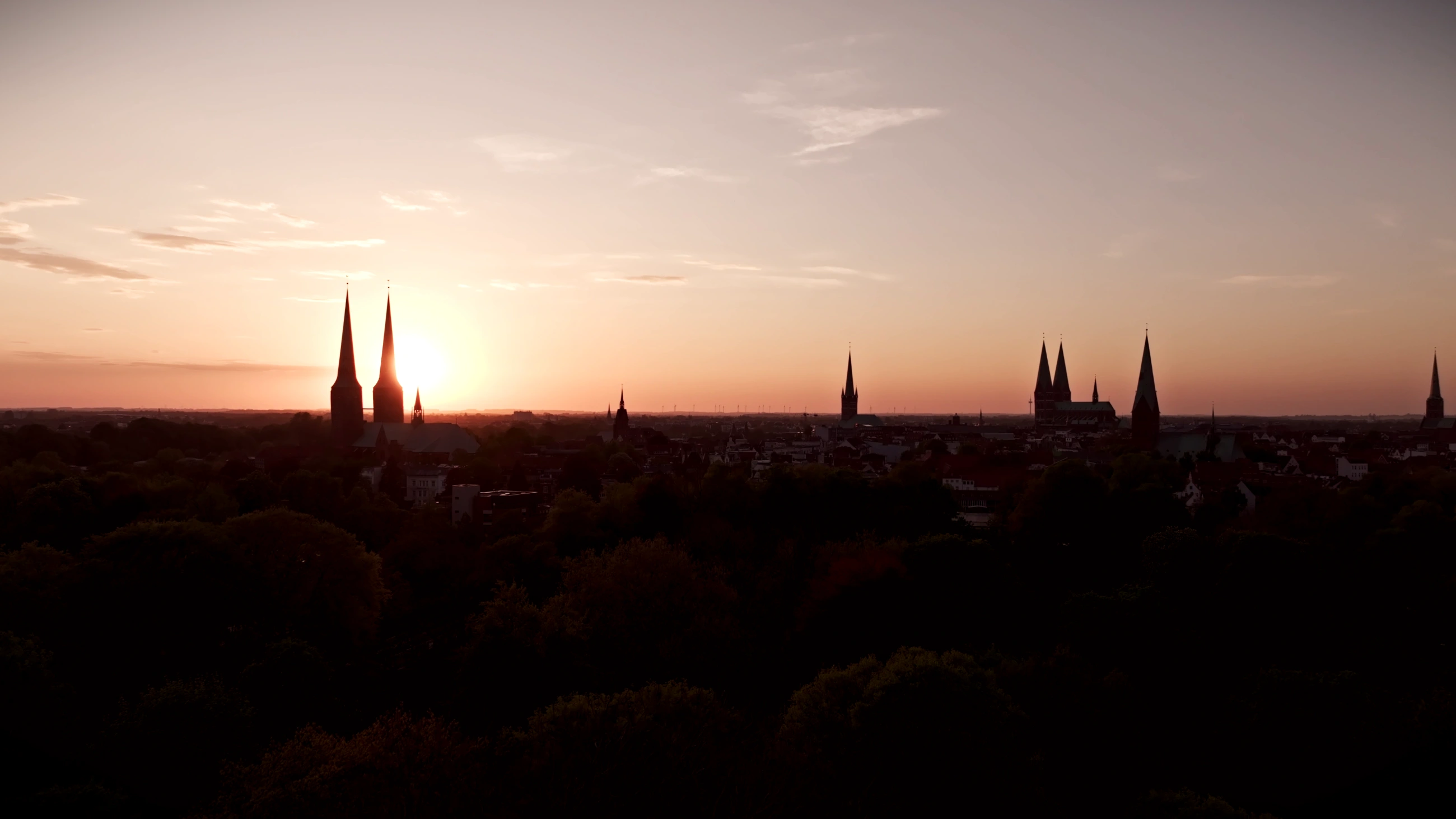 Lübecks sieben Türme im Sonnenuntergang