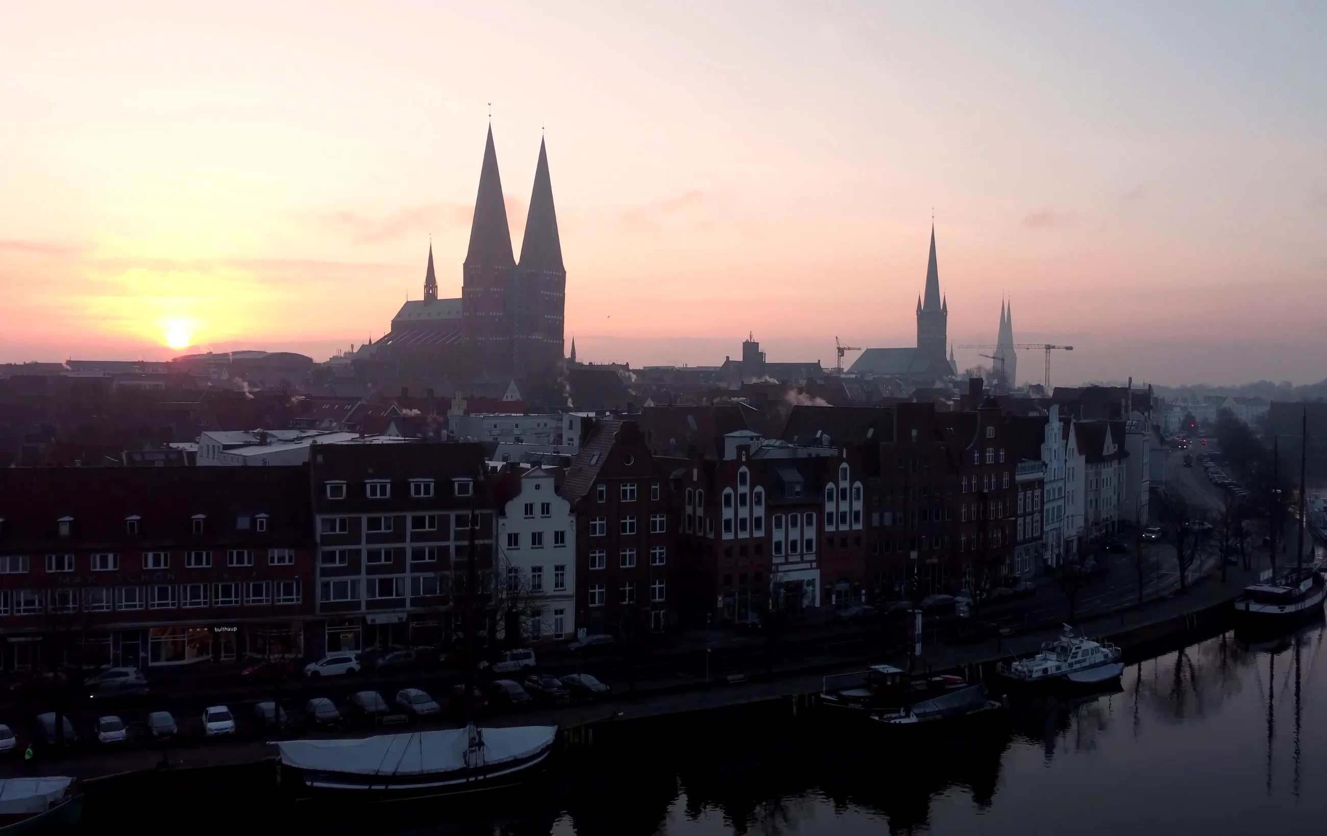 St. Marien von der Untertrave aus gesehen im Sonnenaufgang