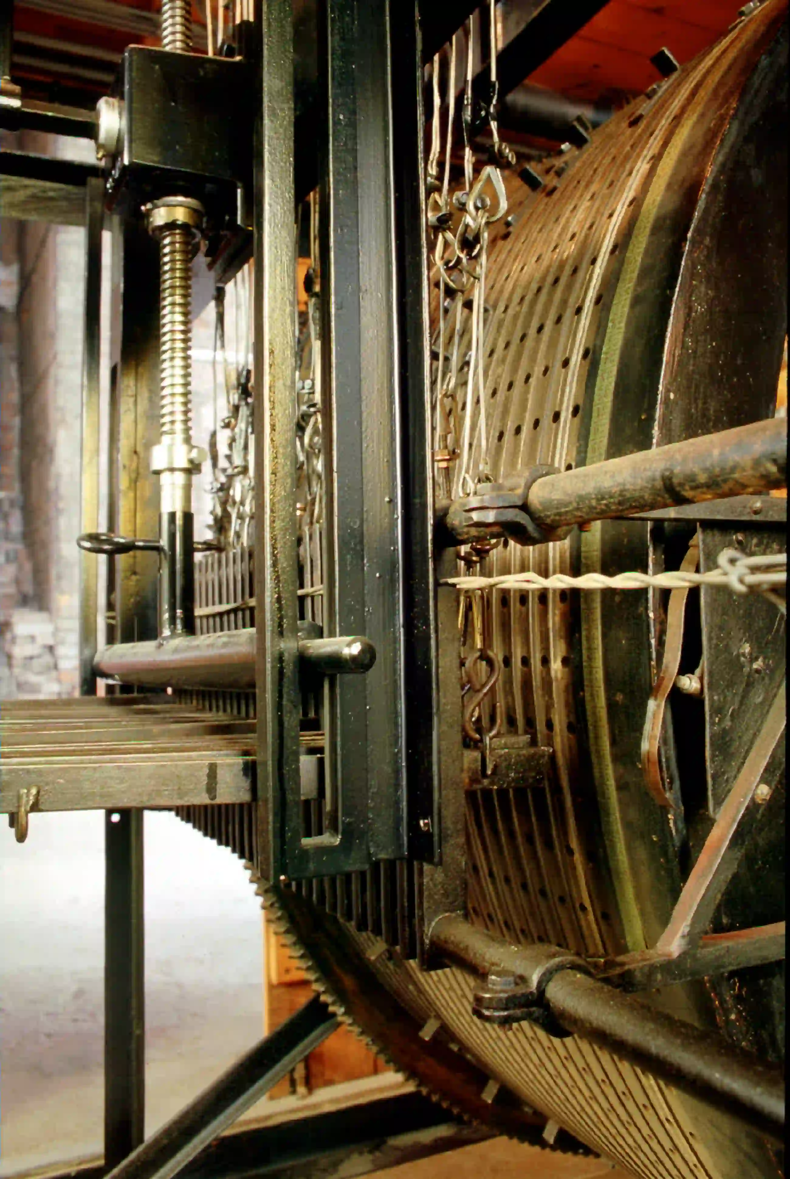 Detail der Walze des alten Glockenspielwerks im Südturm