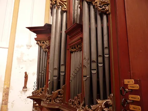 Die Briefkapellenorgel von rechts im Detail fotografiert